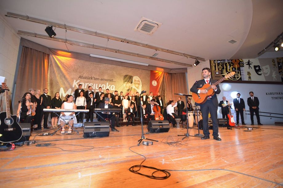 Photo 12 :
IZOT IZMIR AUTISM ORCHESTRA AND CHOIR
Izmir, Turkey

IZOT was established on 18 April, 2013, in Izmir, Turkey, by Dr. Orcun Berrakcay, with the support of the ODER Autism Association. It started with 4 participants and now there are 40 participants with autism. They have given nearly 100 concerts in Turkey. IZOT is the biggest autism orchestra and choir of the world.

Gegründet wurde Izot am 18. April 2013, in Izmir, Türkei von Dr. Orcun Berrakcay, mit der Unterstützung der ODER Autism Association. Es begann mit 4 Teilnehmern und jetzt sind es 40 Teilnehmer mit Autismus. Sie haben fast 100 Konzerte in der Türkei gegeben. Izot ist das größte Autismus Orchester und Chor der Welt.

IZOT a été créé le 18 Avril 2013, à Izmir, en Turquie, par le Dr Orcun Berrakcay, avec le soutien de l'Association  d'autisme. Il a commencé avec quatre participants et maintenant il y a 40 participants autistes. Ils ont déjà donné près de 100 concerts en Turquie. IZOT est le plus grand orchestre et choeur autiste du monde.
